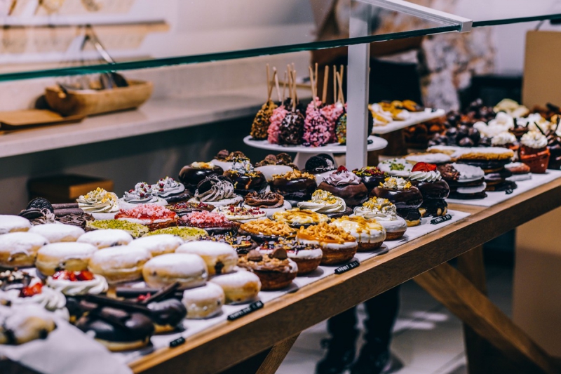 vitrine-PIERREFEU DU VAR-min_shop_dessert_pastry_bakery_counter-184398